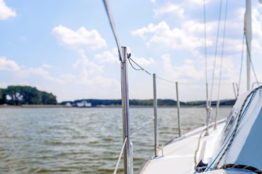 İskele tarafında orta boy yat yelken açmaya hazır