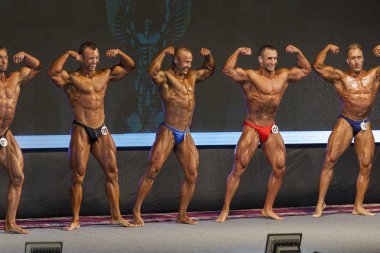 Minsk-Belarus, Nisan, 26: o performans profesyonel Bodybuilders