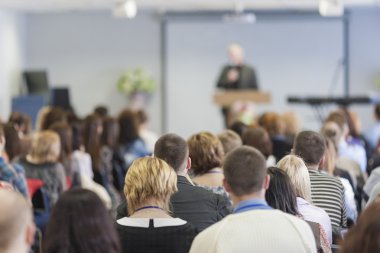 Öğretim görevlisi konuşma büyük grup insan önünde