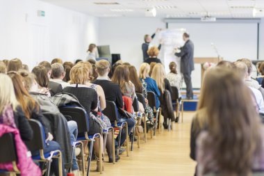 Konferansa satırlarında oturan insanlar