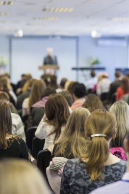 Bir grup insan konferans Salonu'nda oturan ve dinleme 