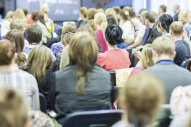Bir grup insan üzerinde büyük bir sunum izlerken Toplantı 