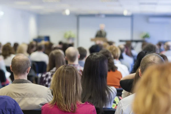 Bisiness kavramı: Bir grup insan üzerinde bir konferans salonu dinleme