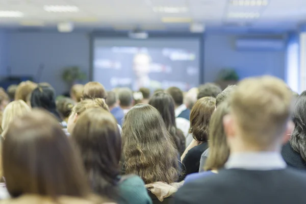 Bir grup insan üzerinde büyük bir sunum izlerken Toplantı 