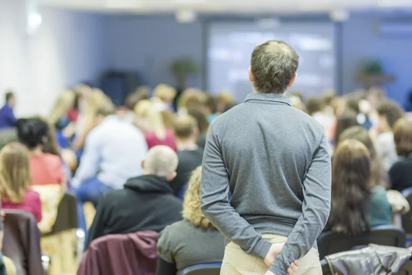 İş kavramı ve fikirler: adam Peopl bir grup arkasında duran