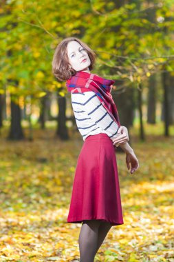 Kadın moda Model sonbahar orman havada poz