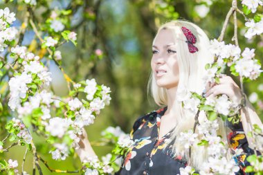 Bloom Parkı uzun saçlı beyaz sarışın kadın rahatlatıcı