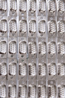 Çıkış konektörlerine birlikte düzenlenmiş