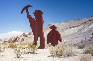 Terk edilmiş madenci hayalet şehir Rhyolite içinde sembolik arması 