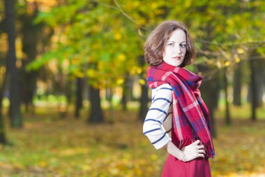 Moda kavram ve fikirler: genç Kafkas kadın esmer kadın