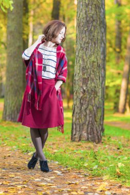 : Kadın stil sonbaharda poz beyaz esmer kadın kavramı 