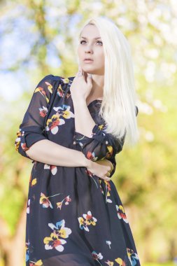 Açık havada bahar ormandaki duran şehvetli sarışın kadın rüya