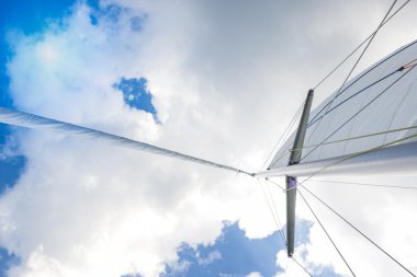 Orta boy görünümünü closeup direk yat ve yelken karşı atış tuval