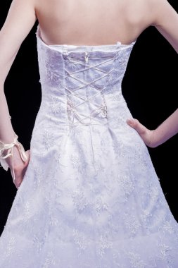 Arkadan gelin gelinlik görünüşü