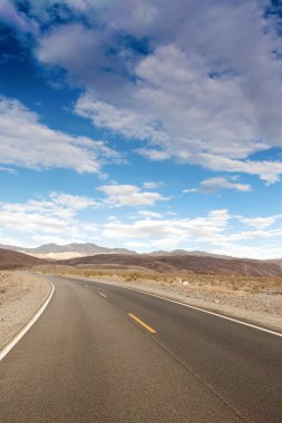 Geleneksel Amerikan otoyol ölüm Valle için yüksek dağlar arasında