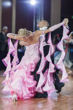 Minsk, Beyaz Rusya,26 Eylül 2015:Kosyakov Egor ve Belmach Anastasiya Yetişkin Standart Programı Gerçekleştir