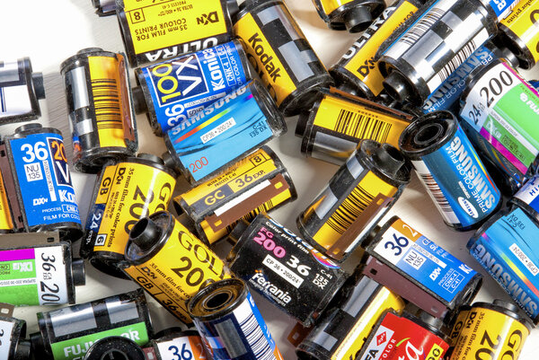 Минск, Беларусь - 30 мая 2015 г.: Навальное разнообразие старых фотопленок кассеты разных ведущих мам мира
