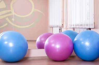 Spor Fitness merkezinde kapalı katta dört Fitballs.
