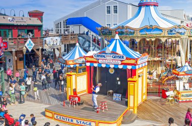 San Francisco Pier 39 Merkezi aşamasında performans profesyonel şovmen palyaço