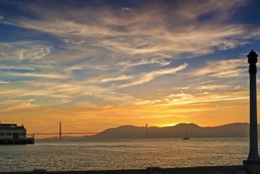 Altın saat günbatımı San Francisco Golden Gates Köprüsü önünde