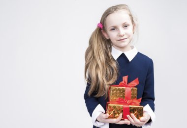 Hediye ile sevimli Beyaz sarışın çocuk portresi. Beyaz karşı