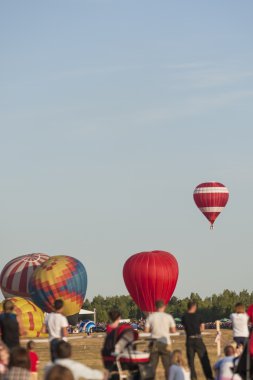 Hava Balon açık havada duran insanlar kalabalık üzerinde Levitating
