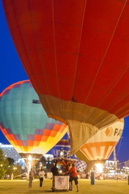 Minsk-Belarus, 19 Temmuz 2015: Uluslararası hava-balonu sırasında gece gösteri ve uluslararası Aerostatics parlayan Minsk'te 19 Temmuz 2015 Held Kupası,