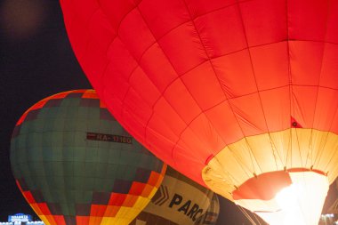 Gece gösteri ve uluslararası Aerostatics Kupası üzerinde parlayan sırasında uluslararası hava balonları