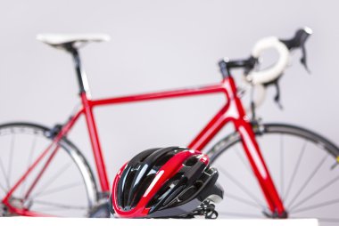 Emniyet konsepti Bisiklete binme. Yol bisikleti koruma kask önünde profesyonel yol bisikleti.