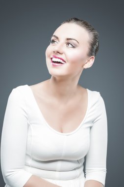 Beyaz elbiseli şehvetli gülümseyen beyaz kadın, doğal güzel portresi.