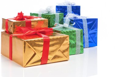 Hediyeler ve kutlama kavramları. Birçok renkli hediye sarılmış