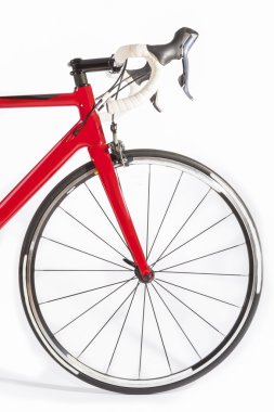 Spor kavram Bisiklete binme. Profesyonel yol bisiklet ön tekerlek ve gidonun portre