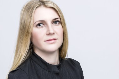 Güzel gülümseyen mutlu sarışın kadın portresi. Beyaz görünüm