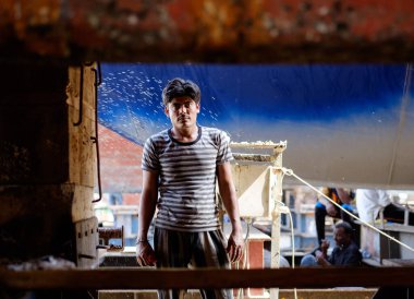 Hintli ve Bengalli işçiler, 13.10.2014 tarihinde Dubai, BAE 'de eski ahşap gemileri ve Dhows teknelerini tamir ediyor.