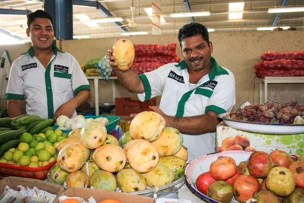 Selling Mango Vegetable Fruit Market Dubai Uae October 2010 — Stock Photo, Image