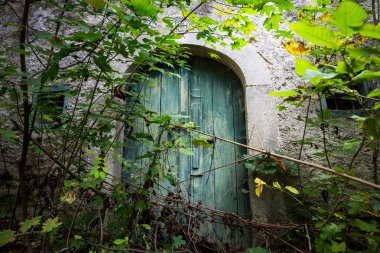 eski şarap mahzeni kapı