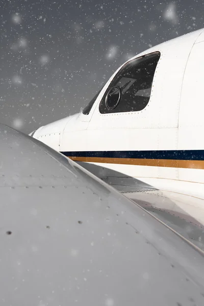 Flygplan i snöfall — Stockfoto