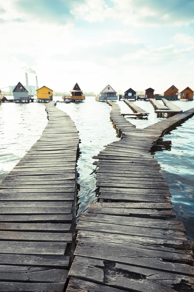 Cabañas en la orilla de un lago —  Fotos de Stock