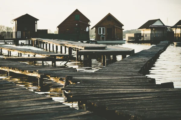 Chalets, cabañas en la orilla de un lago —  Fotos de Stock