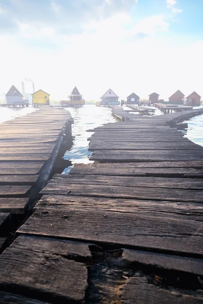 Chalets, cabañas en la orilla de un lago —  Fotos de Stock