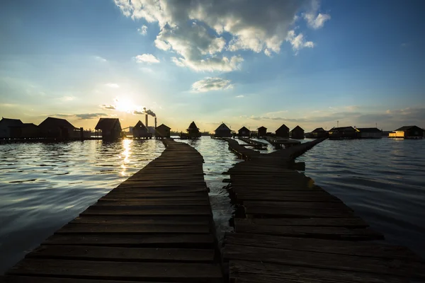 Chalets, cottages on the shore of a lake — Stock Photo, Image