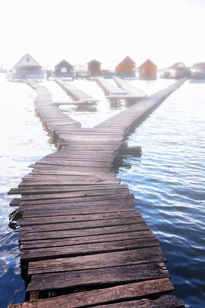 Chalets, cabañas en la orilla de un lago —  Fotos de Stock