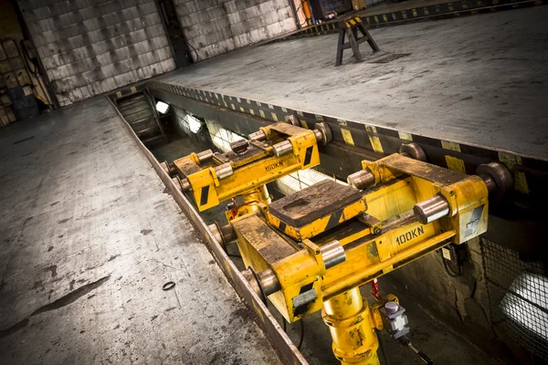 Dirty, oily internal inspection pit, elevating — Stock Photo, Image