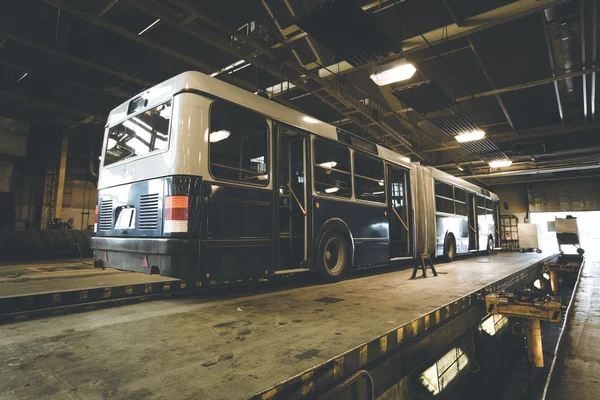 Sporca, pozzo di ispezione garage bus oleoso — Foto Stock