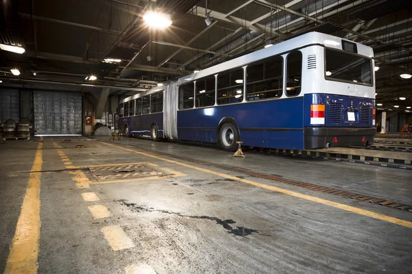 Špinavé, mastné autobusové garáže inspekce pit — Stock fotografie