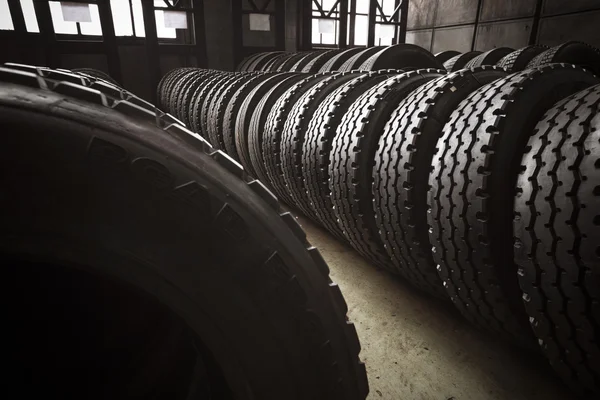 Grands pneus d'un garage d'autobus — Photo
