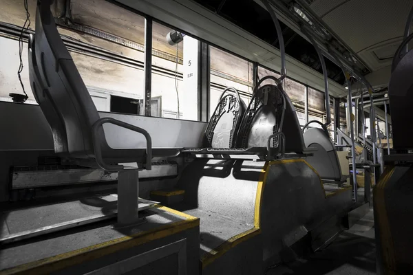 Intérieur de bus moderne, démonté, pendant la reconstruction — Photo