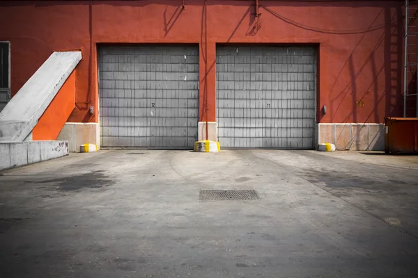 Oude industriële gebouwen metalen garagedeur — Stockfoto