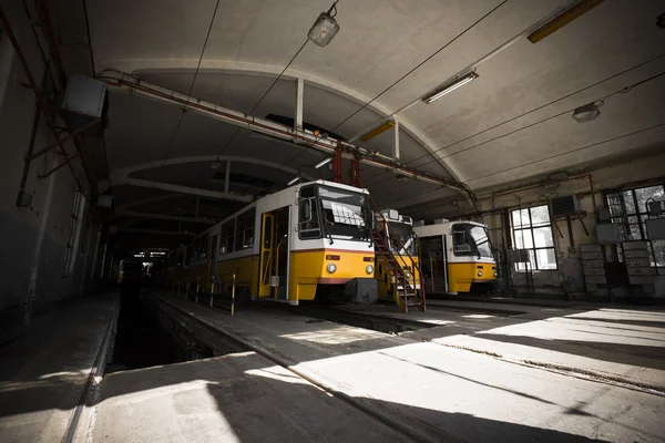 Garage elettrico interno, tram gialli — Foto Stock