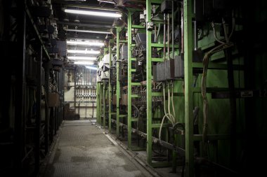 Terkedilmiş bir fabrikada elektrik santraller